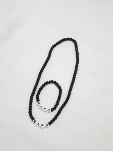 سلسال خرز مع اسورة بالإسم