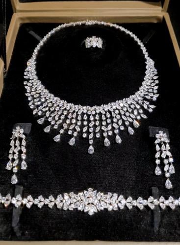 طقم ملكي تصميم ألماس