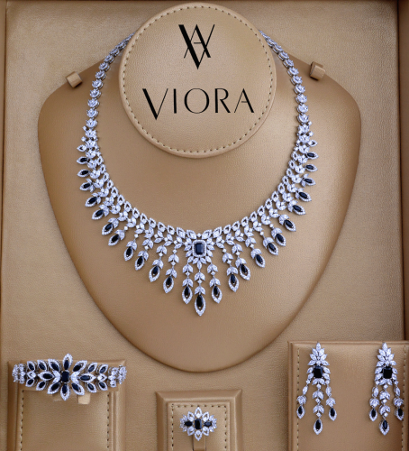 طقم اسود تصميم ألماس