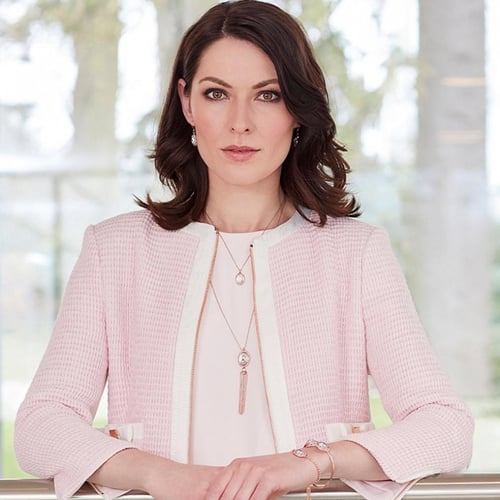 طقم كاثرين ذهبي، ماركة انفينيتي البريطانية