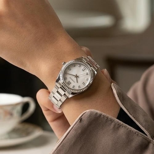 ساعة نسائية أنيقة بلون فضي وميناء أبيض