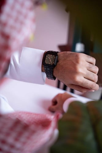 ساعة رجالية ستيل أرقام عربية بلون اسود ميناء أخضر