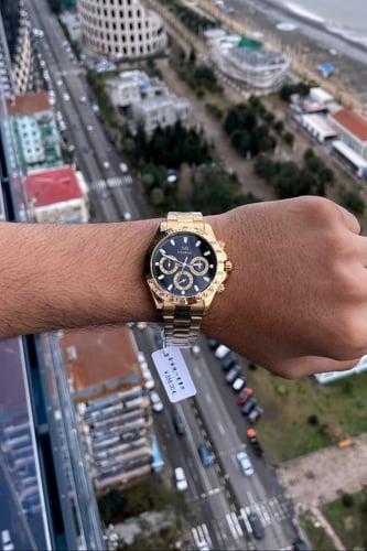 ساعة رجالية باللون الذهبي والأسود