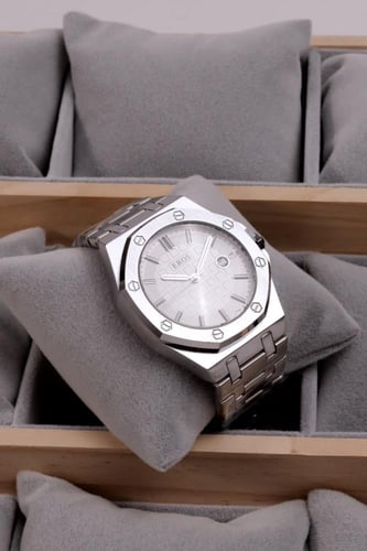 ساعة رجالية بلون فضي