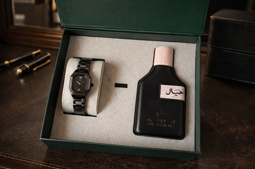 بكج فاخر مكون من عطر نسائي وساعة نسائية