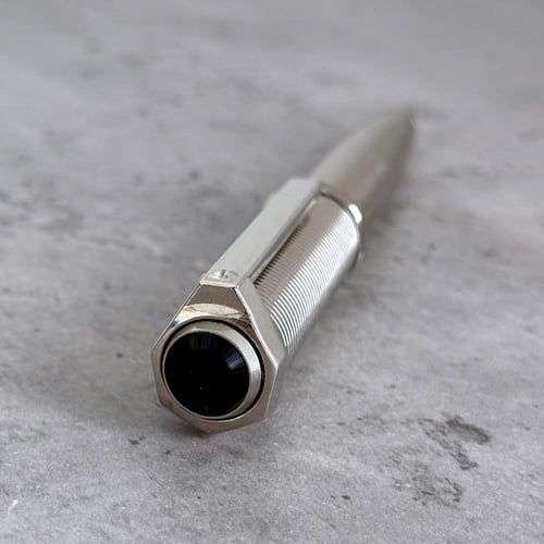 قلم رجالي بلون فضي