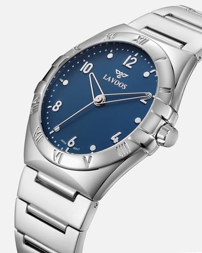 ساعة تميز الرجالية لحضور مميز بلون فضي أزرق