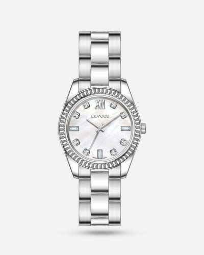 ساعة نسائية أنيقة بلون فضي وميناء أبيض