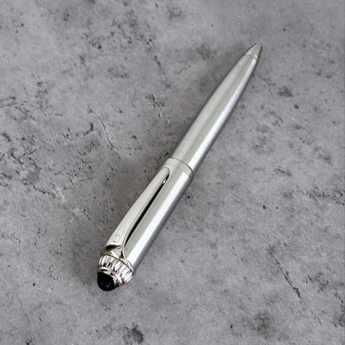 قلم رجالي بلون فضي