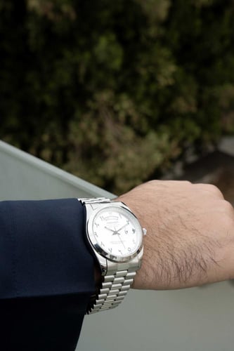 ساعة رجالية ستيل تاريخ ويوم عربي بلون فضي