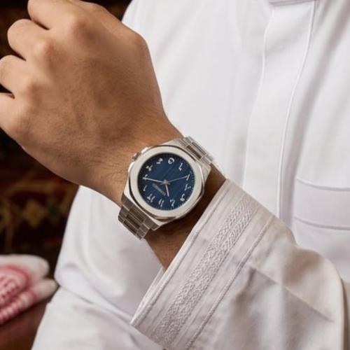 ساعة رجالية بأرقام عربية باللون الفضي الأزرق المطف...