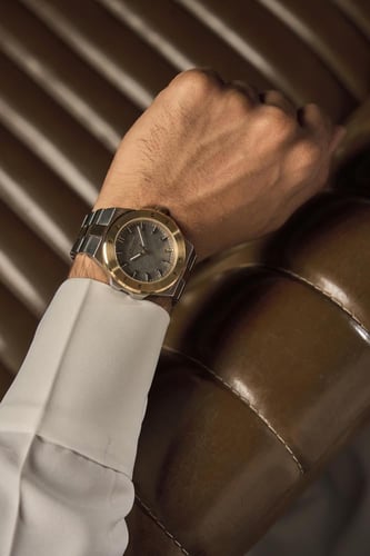 ساعة رجالية بسير من الستيل بلون فضي ذهبي