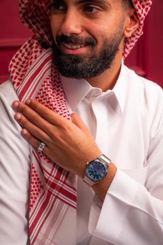 ساعة فخر الرجالية باللون الفضي بمناء أزرق