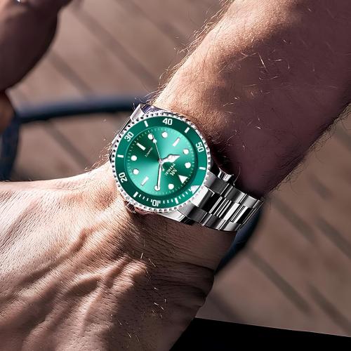 ساعة رجالية باللون الفضي والأخضر