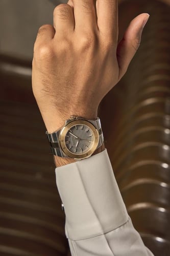 ساعة رجالية بسير من الستيل بلون فضي ذهبي