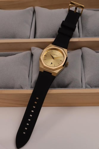 ساعة رجالي ربر بلون اسود ميناء ذهبي