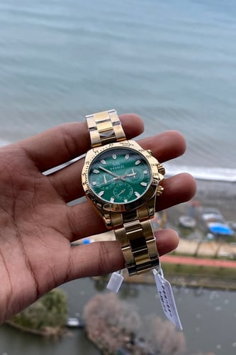 ساعة رجالية باللون الذهبي والأخضر