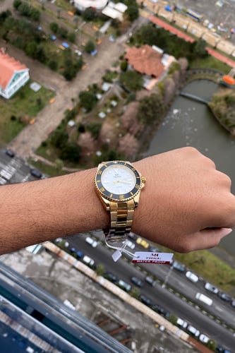 ساعة رجالية باللون الذهبي ميناء أبيض