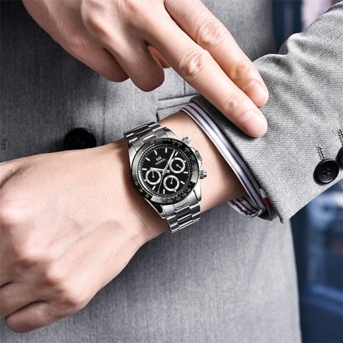 ساعة رجالية باللون الفضي والأسود