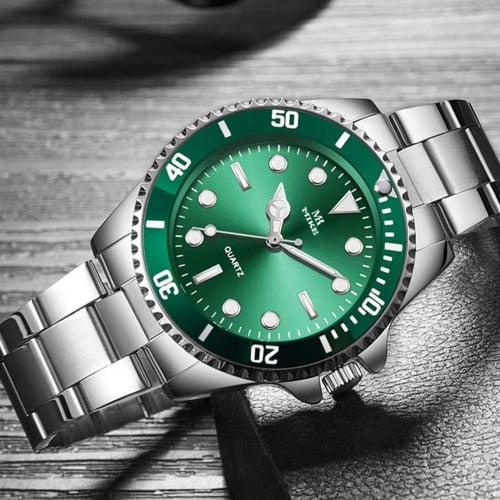 ساعة رجالية باللون الفضي والأخضر