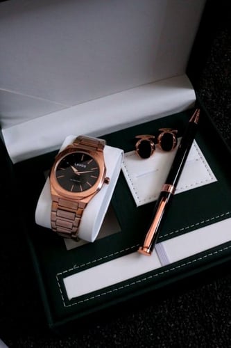 طقم رجالي ساعة روز قولد منسقة مع كبك وقلم