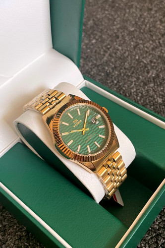 ساعة رجالية بتصميم كلاسيكي باللون الذهبي والاخضر