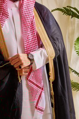 ساعة رجالية بلون أسود مميزة بارقام عربية