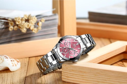 ساعة نسائية بلون فضي ميناء بنكي