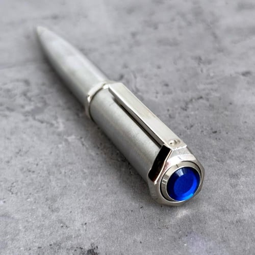 قلم رجالي بلون فضي