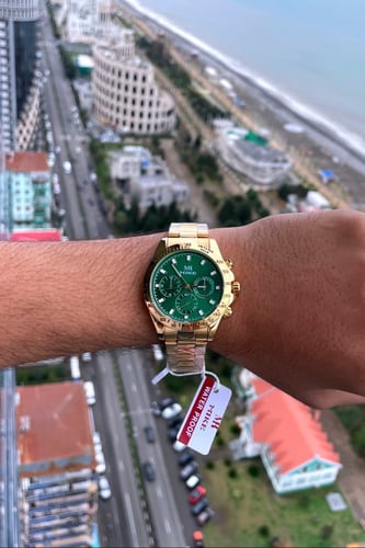 ساعة رجالية باللون الذهبي والأخضر