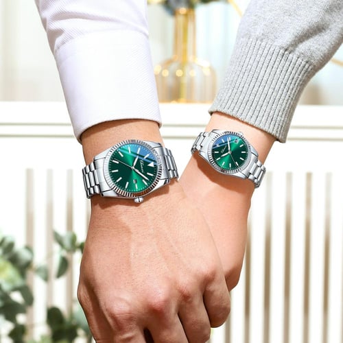 طقم مكون من ساعتين رجالية ونسائية باللون الفضي وال...