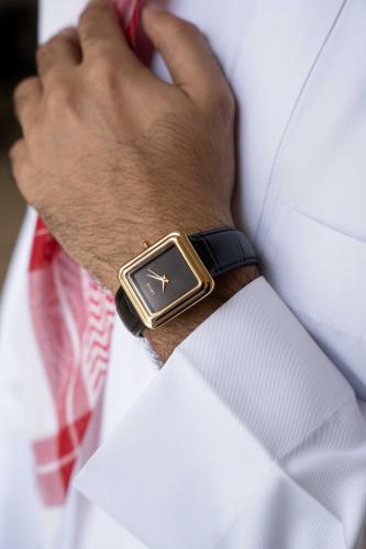 ساعة رجالية جلد بلون أسود ذهبي