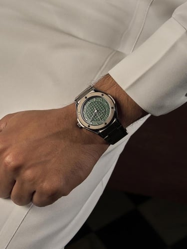 ساعة رجالية بلون اسود ميناء زيتي مميزة بارقام عربي...