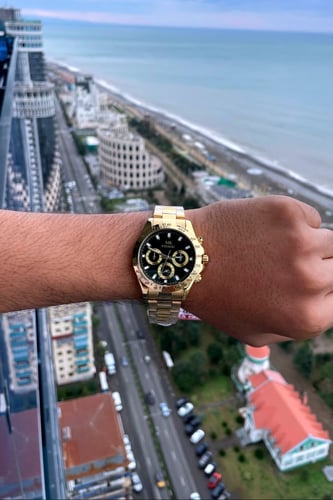 ساعة رجالية باللون الذهبي والأسود