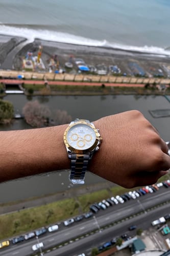 ساعة رجالية باللونين ميناء أبيض