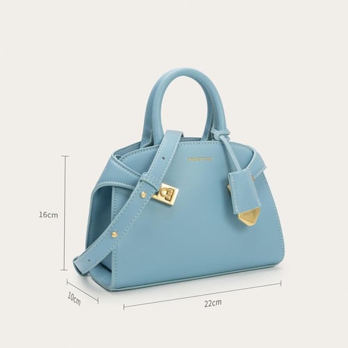 شنطة بلون سماوي بحجم متوسط لكل يوم