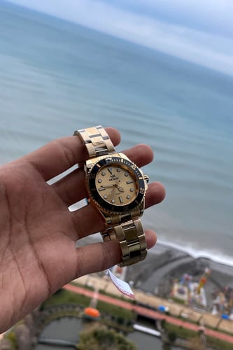 ساعة رجالية باللون الذهبي الكامل