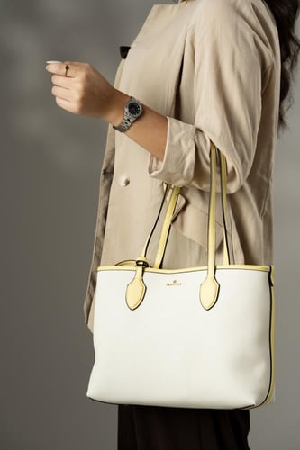 شنطة كتف كبيرة بلون اصفر