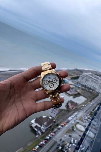 ساعة رجالية باللون الذهبي والأبيض