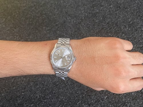 ساعة رجالية بتصميم كلاسيكي باللون الفضي والرصاصي م...