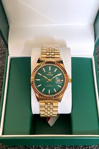 ساعة رجالية بتصميم كلاسيكي باللون الذهبي والاخضر