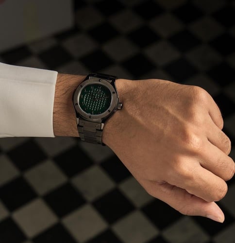 ساعة رجالية بلون اسود ميناء زيتي مميزة بارقام عربي...