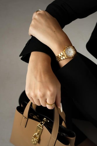 شنطة مميزة حجم متوسط بلون كاكي