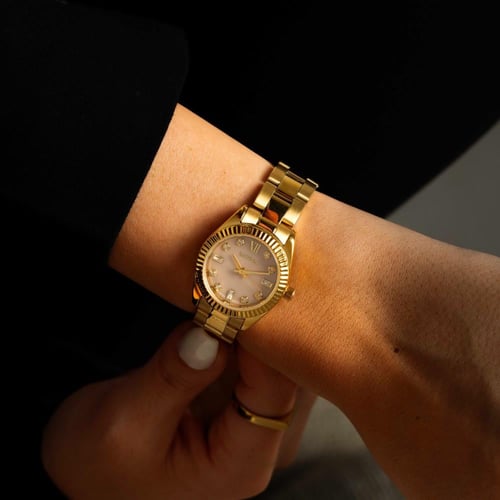 ساعة نسائية انيقة بلون ذهبي