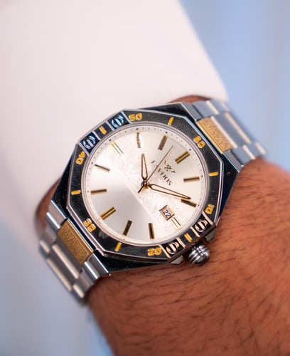 ساعة اصاله الرجالية ستيل بلون فضي وذهبي