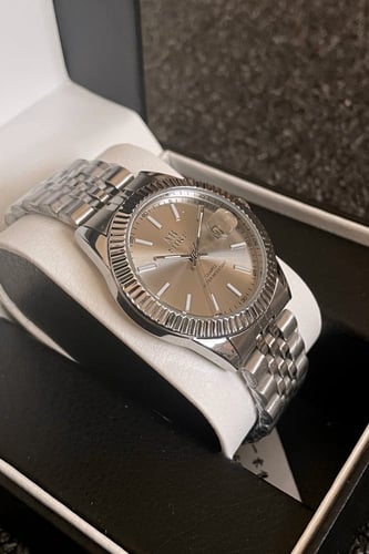 ساعة رجالية بتصميم كلاسيكي باللون الفضي والرصاصي م...