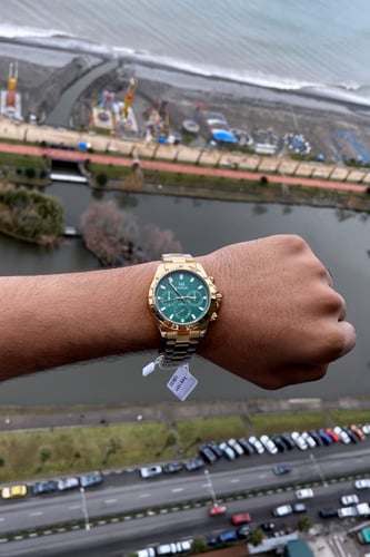 ساعة رجالية باللون الذهبي والأخضر