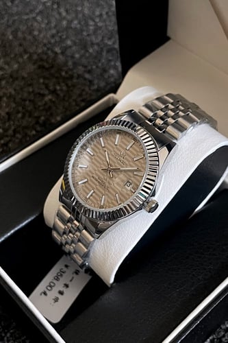 ساعة رجالية بتصميم كلاسيكي باللون الفضي