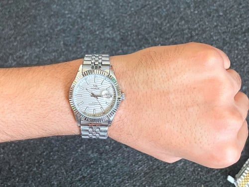 ساعة رجالية بتصميم كلاسيكي باللون الفضي