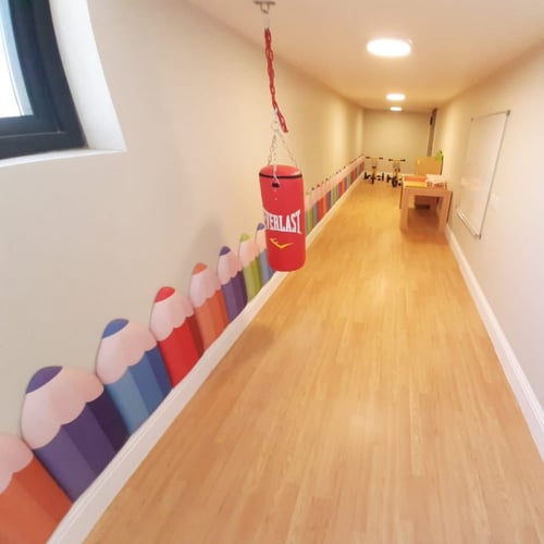 امان الحوائط على شكل قلم قطعة واحدة